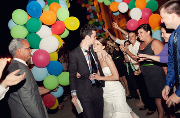 create a balloon exit for your wedding send off #PreppyPlanner